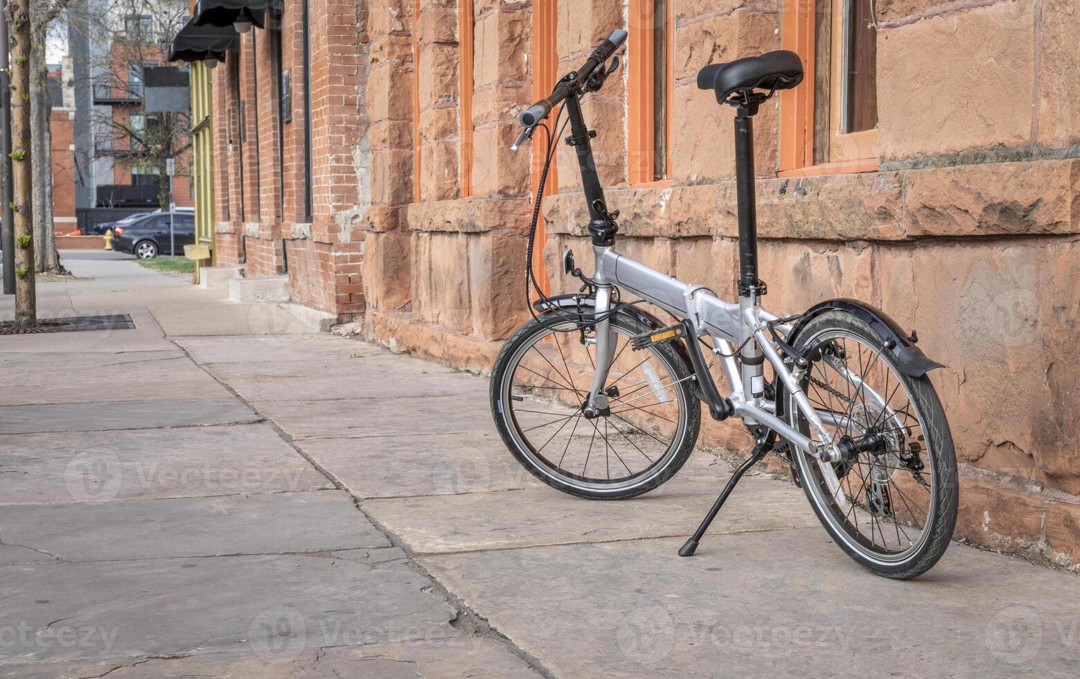 Leicht falten Fahrrad auf ein Straße von Fort Collins, Colorado foto