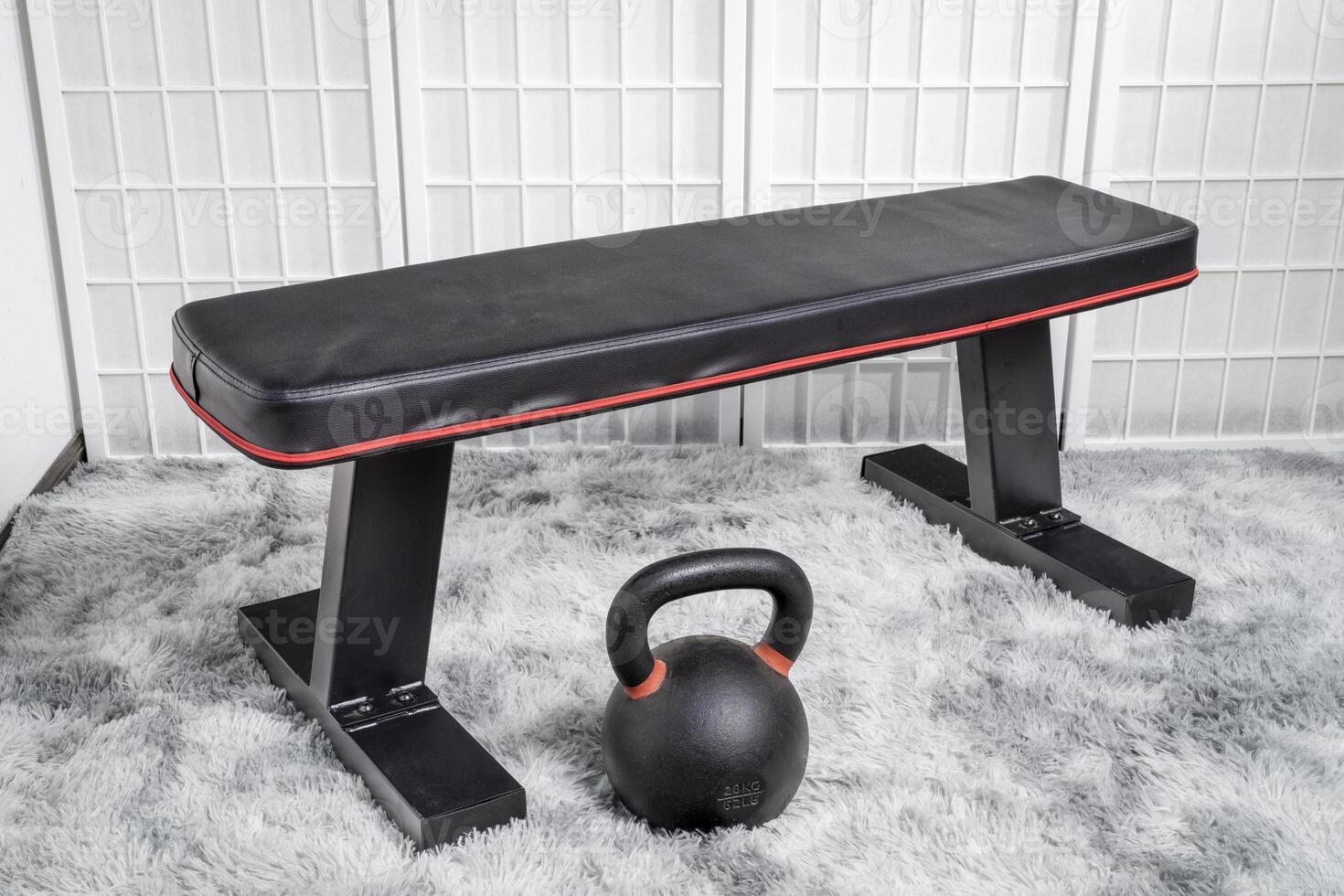 schwer Eisen Kettlebell und Übung Bank im ein Zuhause Fitnessstudio, Fitness Konzept foto