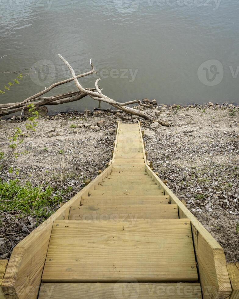steil hölzern Treppe führen Nieder zu Wasser auf ein Ufer von das Missouri Fluss beim Lupus, mo foto