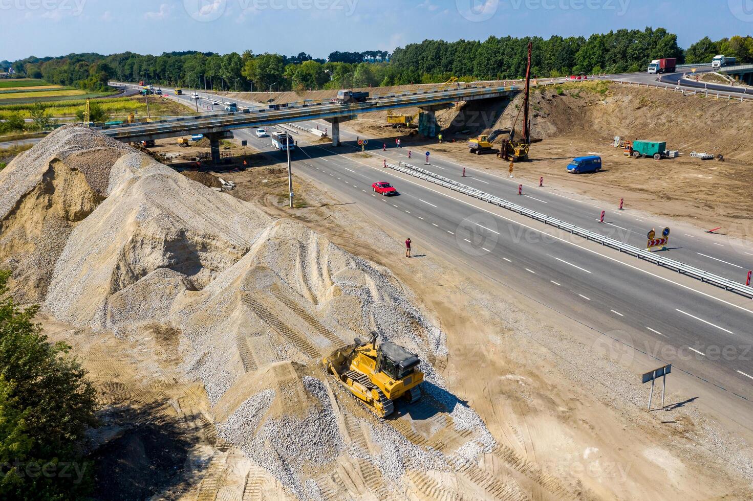 Antenne Aussicht von schwer Maschinen zum Quetschen und Sammeln Stein, Kalkstein, Sand und Kies, Materialien zum Asphalt Produzenten und Pflasterung Straße, Konstruktion. foto