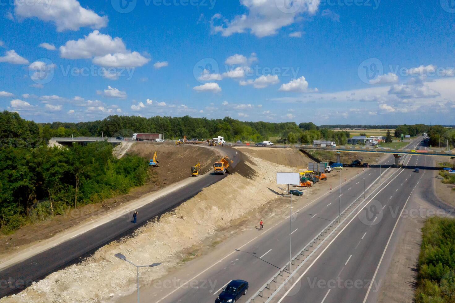 schwer Maschinen auf ein Konstruktion Seite? ˅ gegen Blau sky.air Sicht. Materialien zum Asphalt Produzenten und Pflasterung Straße, Konstruktion. foto