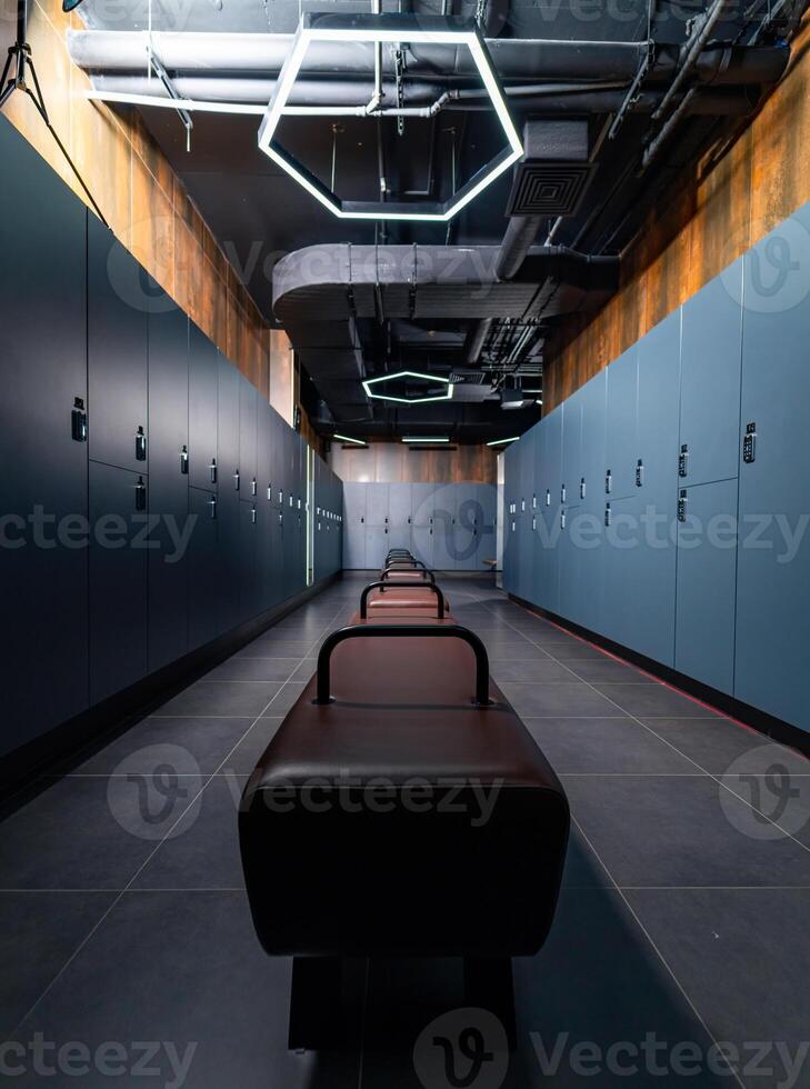 dunkel Schließfächer im ein Ändern Zimmer. modern Schließfach Zimmer Fitnessstudio Innere. Luxus und sehr sauber Dressing Zimmer im europäisch Stil foto