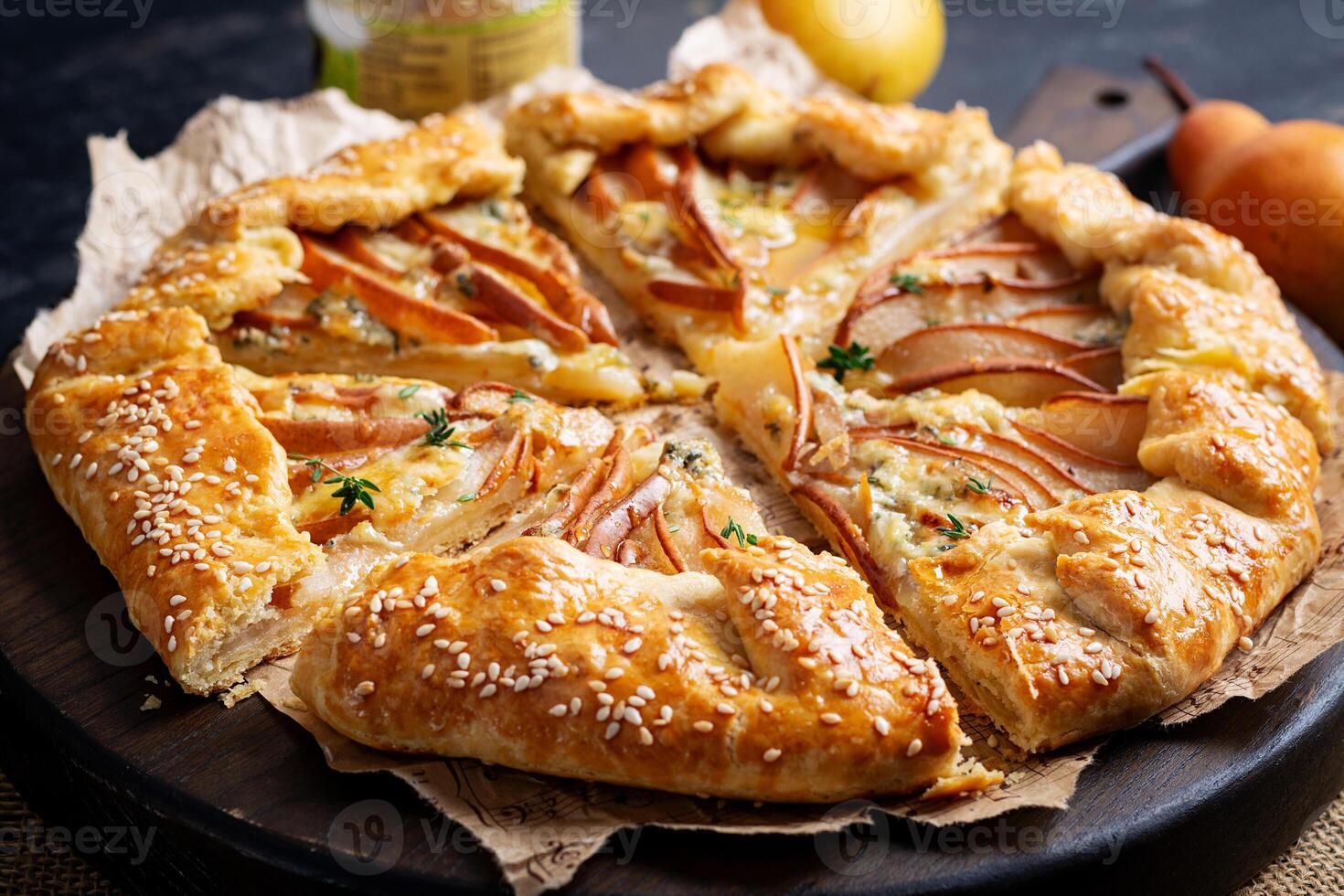 Galette mit Birne und Blau Käse eingetaucht im Honig. gesund Essen. foto