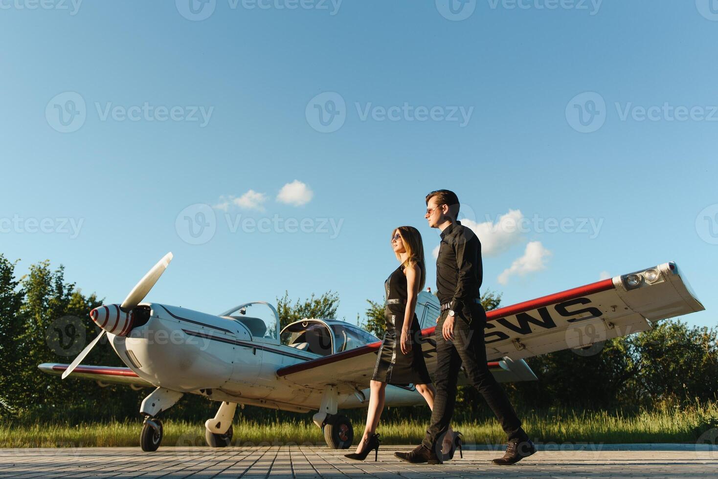 zwei Geschäft Kollegen Stehen durch ein Flugzeug foto