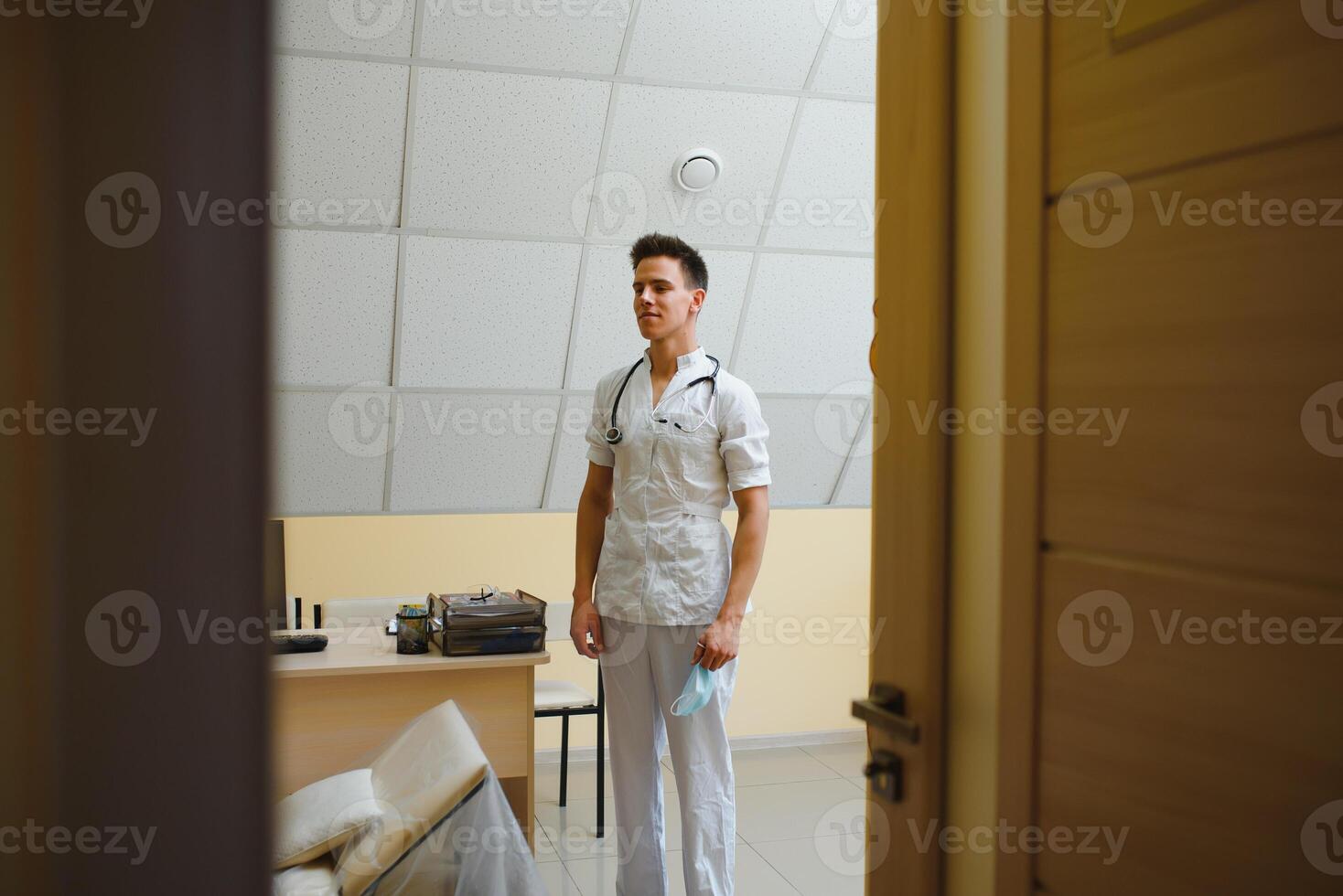 gut suchen männlich medizinisch Krankenschwester mit Stethoskop foto