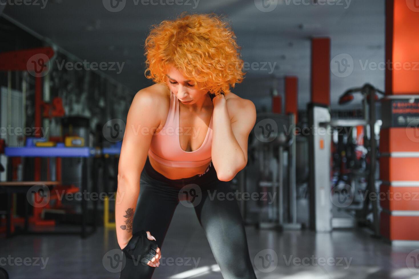 Fitness Mädchen mit stark Körper haben brechen zwischen Cardio trainieren. sportlich Frau im Mode Sportbekleidung ruhen nach heftig trainieren. passen weiblich mit muskulös Körper suchen müde. foto