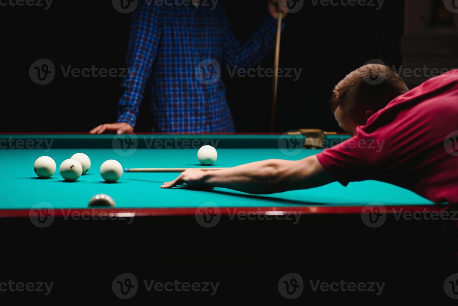 jung Mann spielen Billard. Ausgaben kostenlos Zeit auf Glücksspiel foto