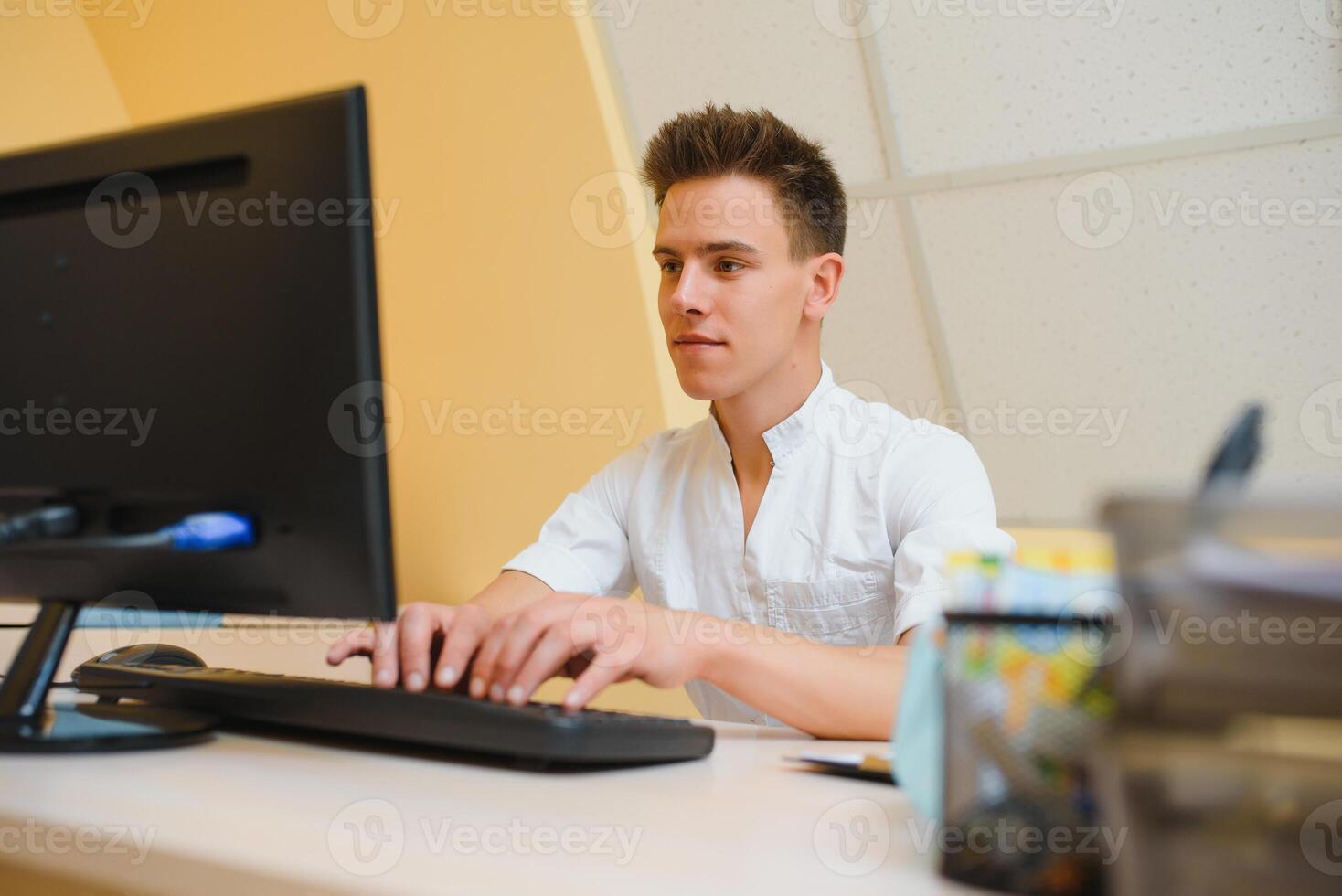 Porträt lächelnd Arzt beim Büro foto