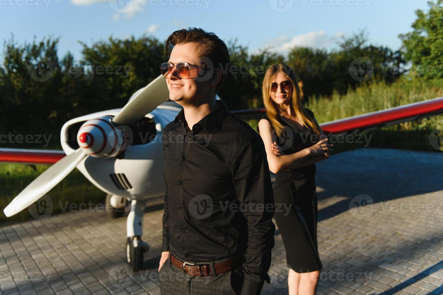 zwei Geschäft Kollegen Stehen durch ein Flugzeug foto