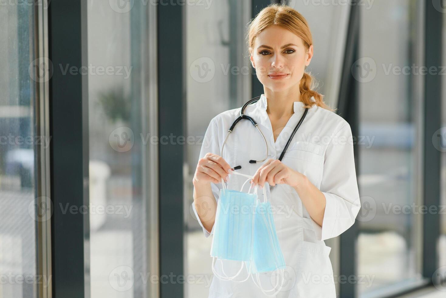 weiblich Arzt halten schützend Masken. foto