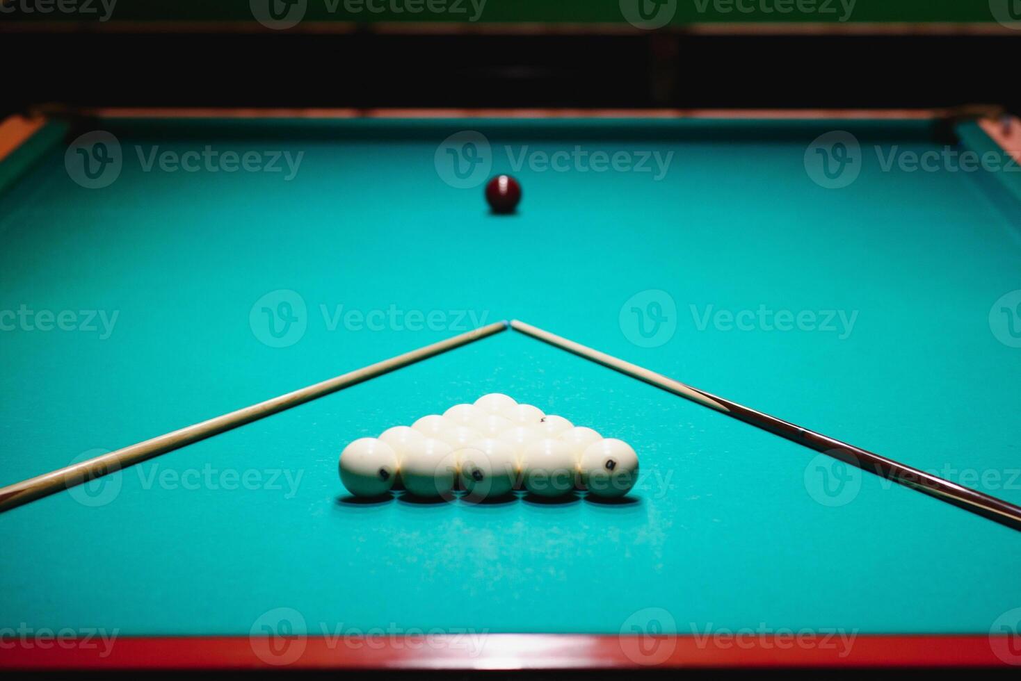 Spiel von Billard das Hand von ein Mann mit ein Billard- Stichwort Ziele beim ein Billard- Ball foto