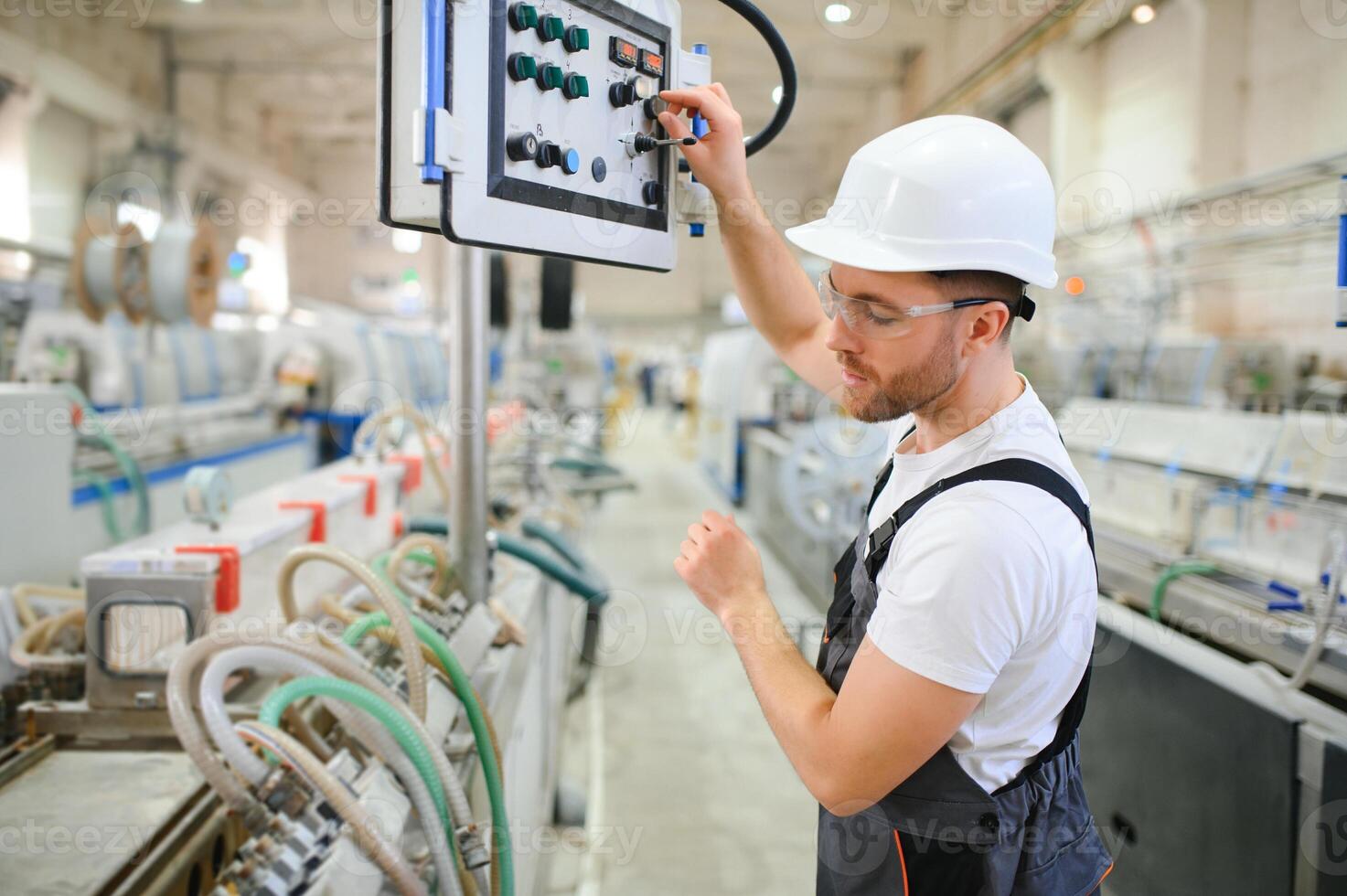 Fabrik Arbeiter. Mann Arbeiten auf das Produktion Linie foto