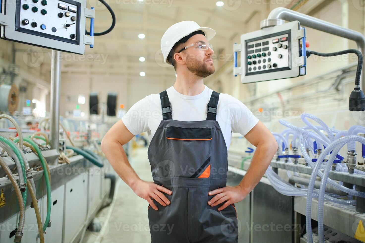 Porträt von Fabrik Arbeiter. jung gut aussehend Fabrik Arbeiter foto