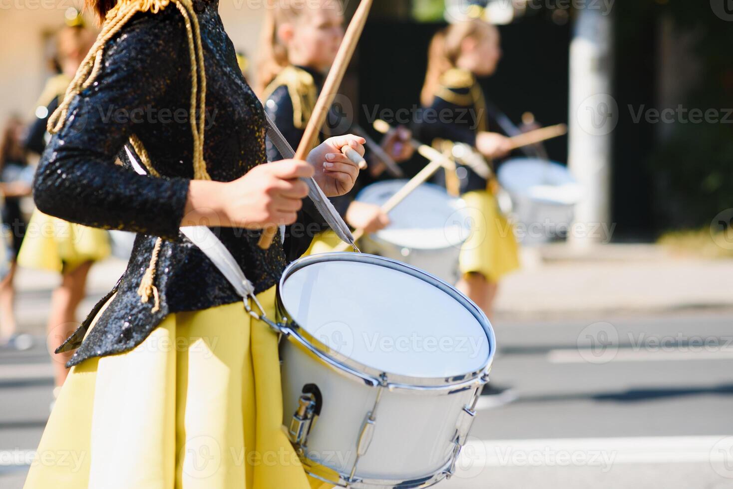 Straße Beförderung von das Majoretten von das Festival Frühling. foto