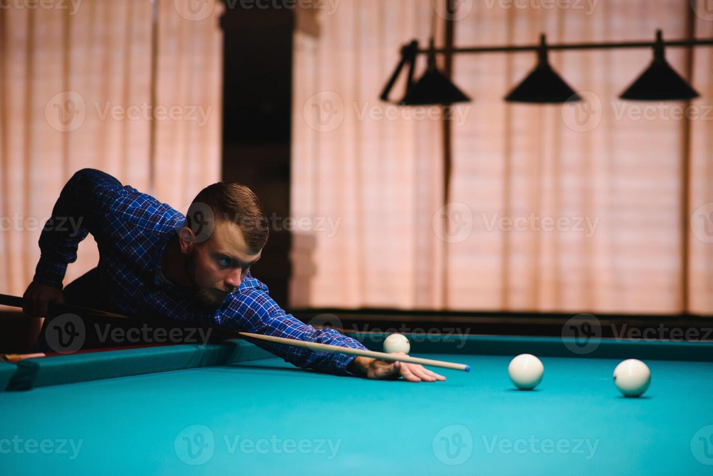 Spiel von Billard das Hand von ein Mann mit ein Billard- Stichwort Ziele beim ein Billard- Ball foto