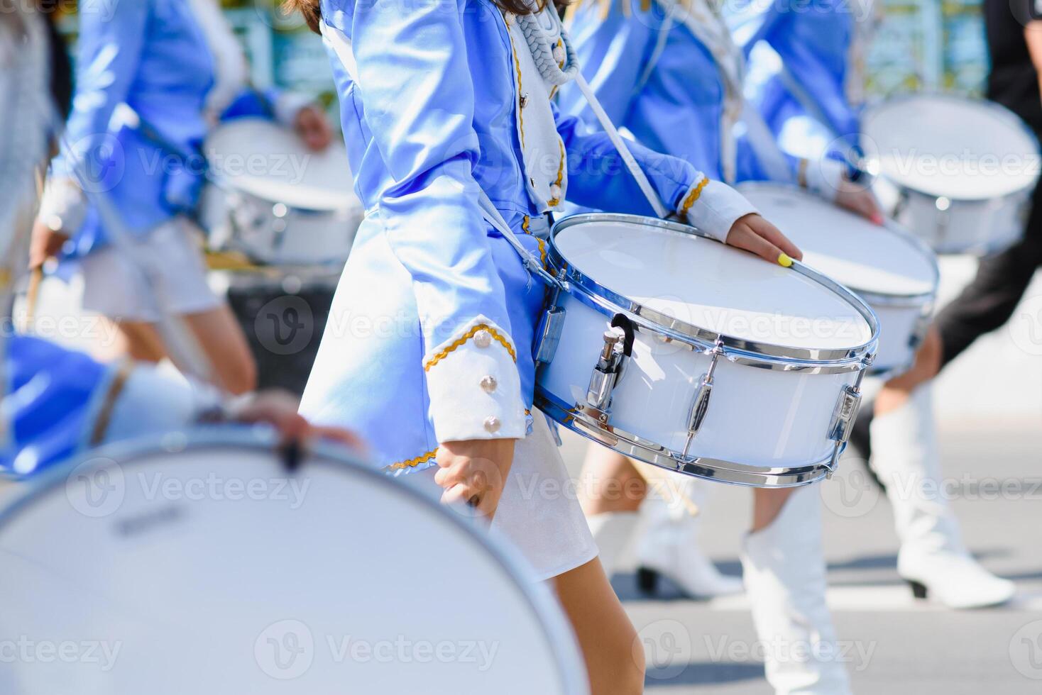 Gruppe von Majoretten Parade durch das Straßen von das Stadt foto