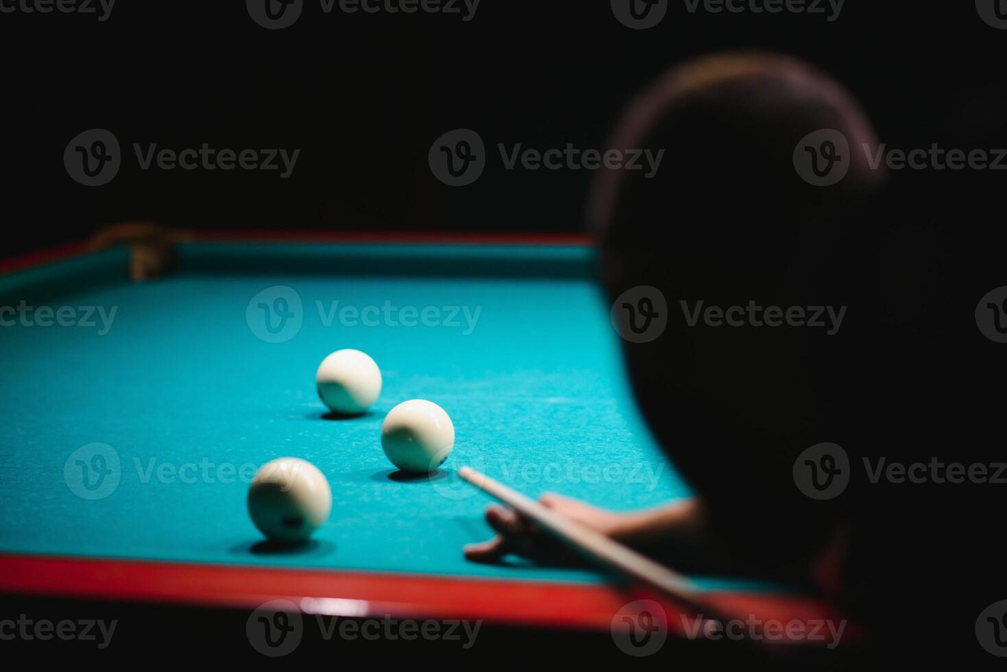 spielen Billard- - - Nahansicht Schuss von ein Mann spielen Billard- foto