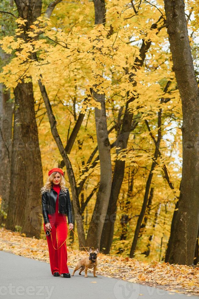 Frau mit Hund, der im Park geht foto