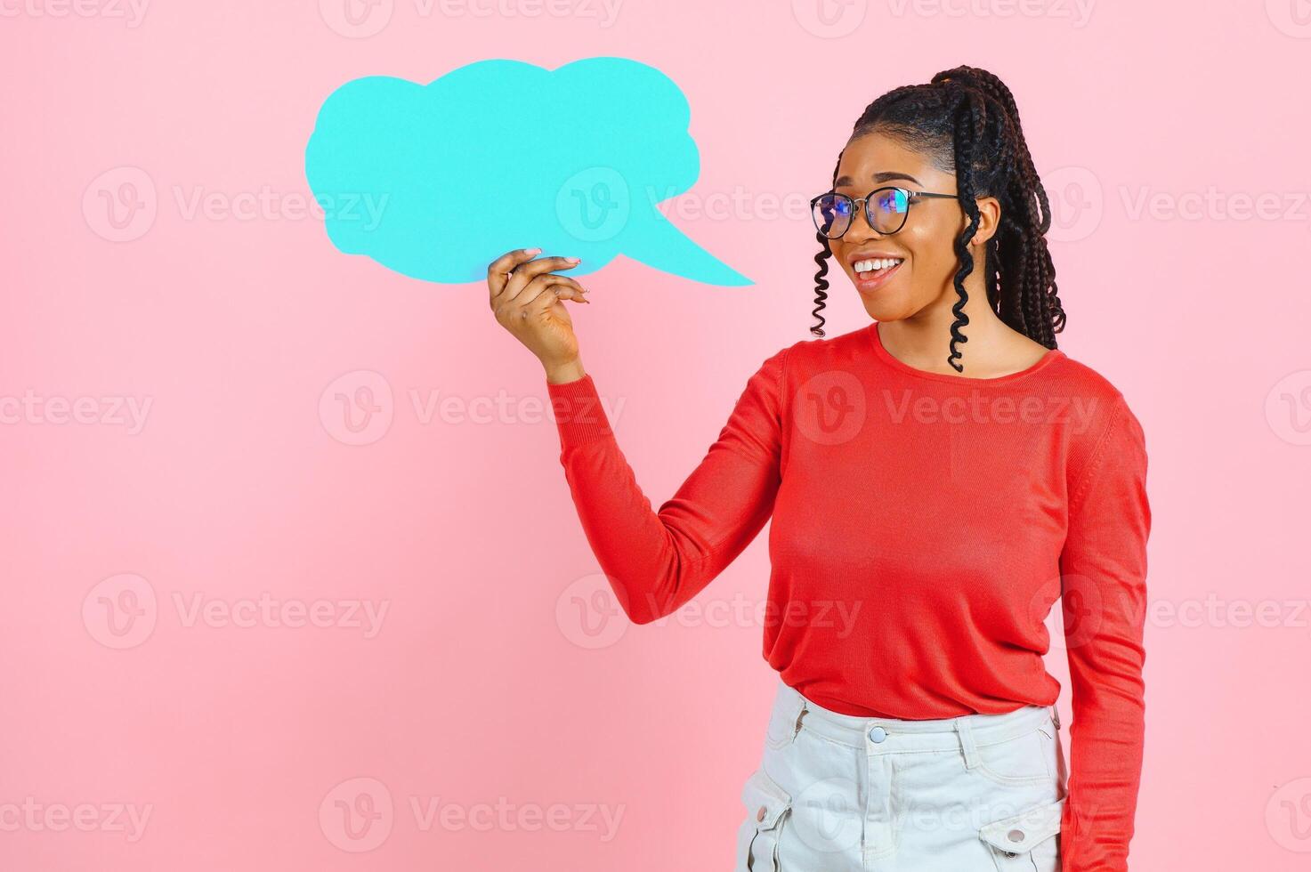 ich denken. nachdenklich afro Frau suchen beim leer Rede Blase, berühren ihr kinn, Exemplar, Rosa Studio Mauer. foto