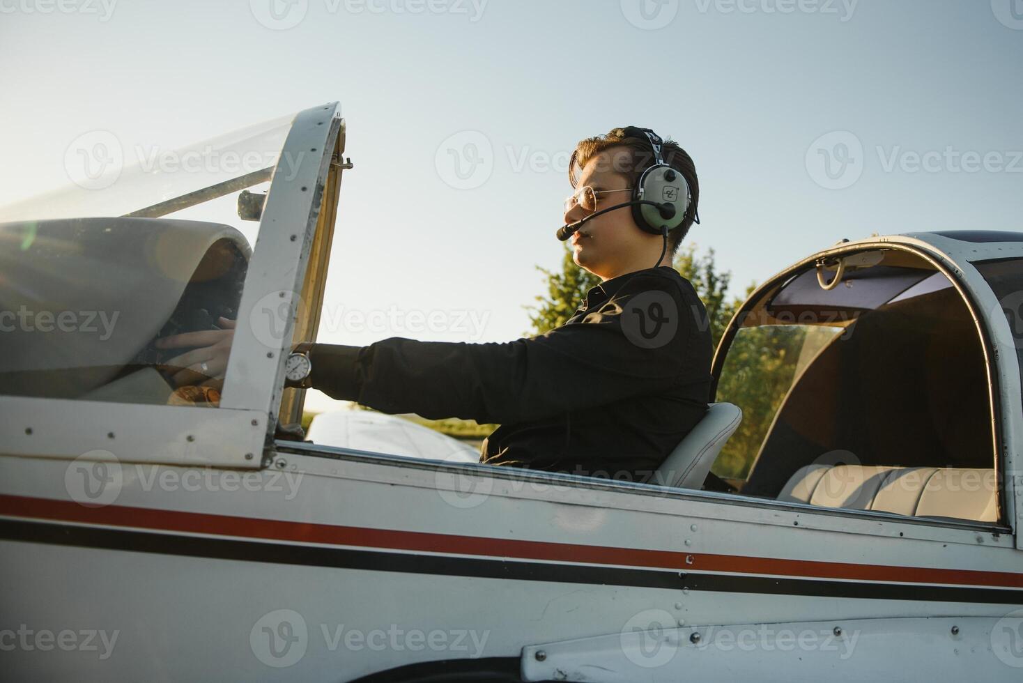 jung Frau und Pilot im im das Cockpit von ein Ebene. Vorderseite Aussicht foto