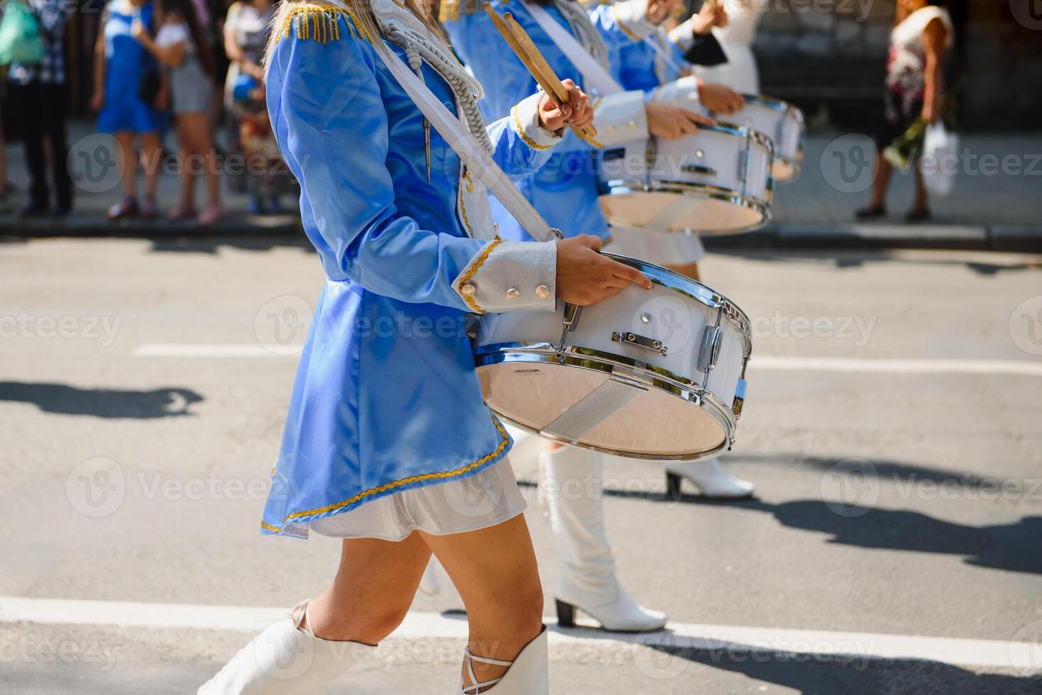 Majoretten mit Weiß und Blau Uniformen ausführen im das Straßen von das Stadt. fotografisch Serie foto
