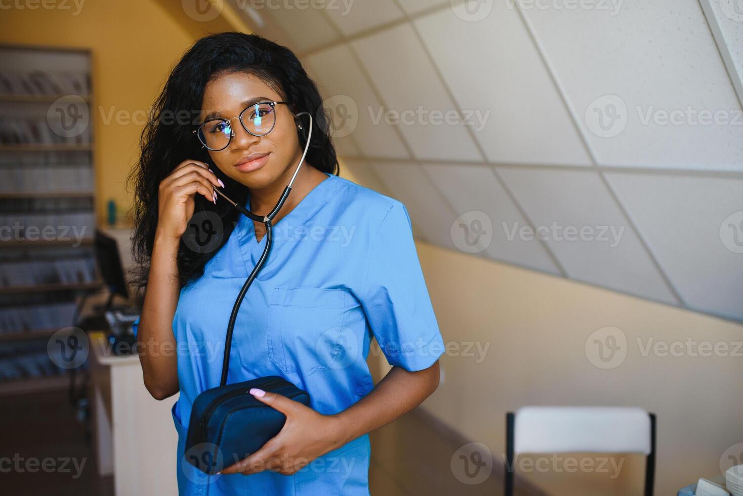 attraktiv weiblich afrikanisch amerikanisch medizinisch Fachmann im Büro foto