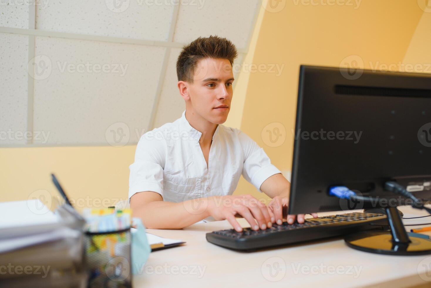 Porträt lächelnd Arzt beim Büro foto