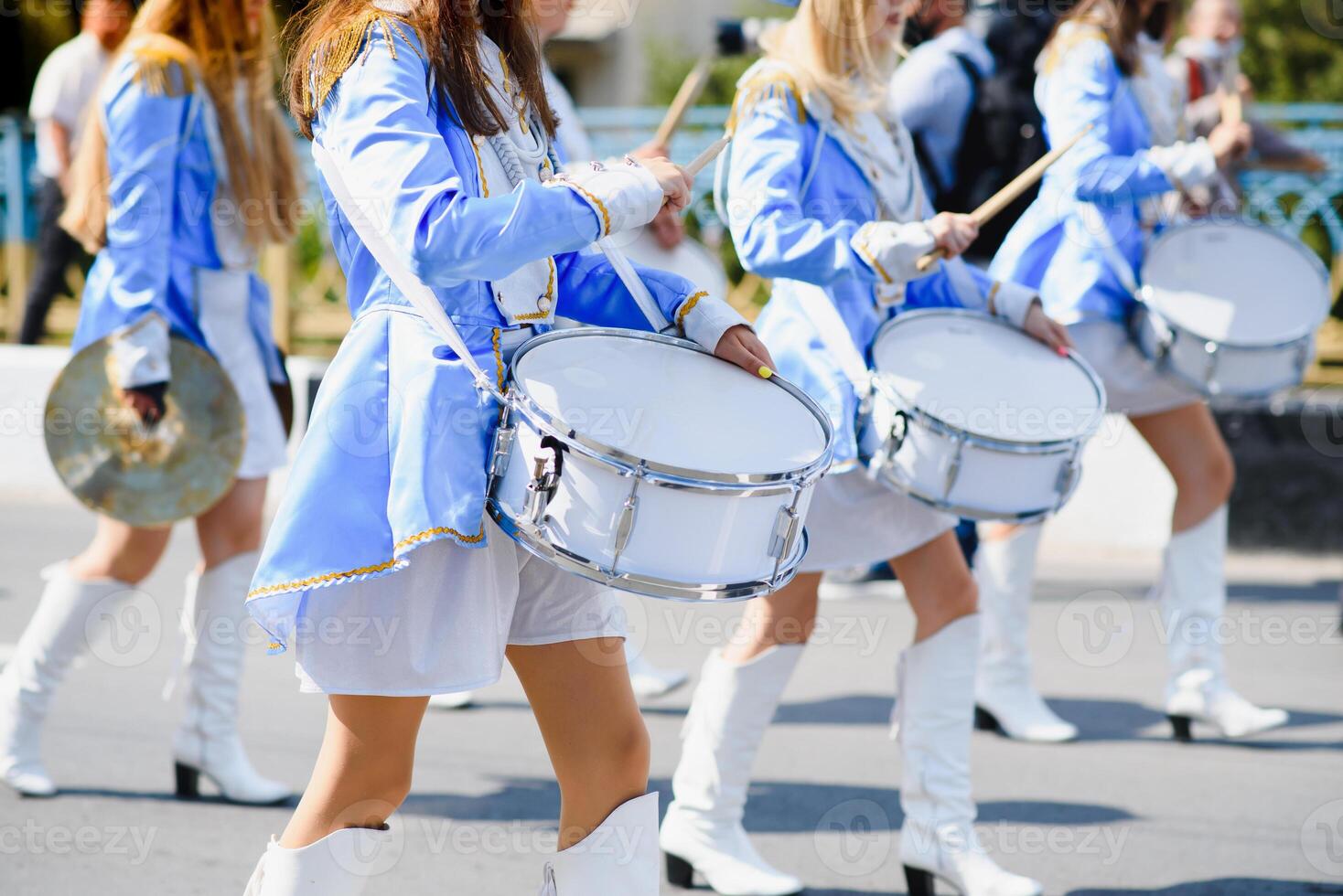 Gruppe von Majoretten Parade durch das Straßen von das Stadt foto