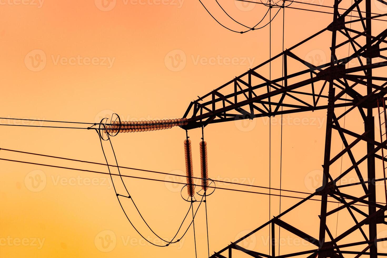 Energie Technologien Turm Schatten. dunkel Silhouette von elektrisch Draht Konstruktion. foto