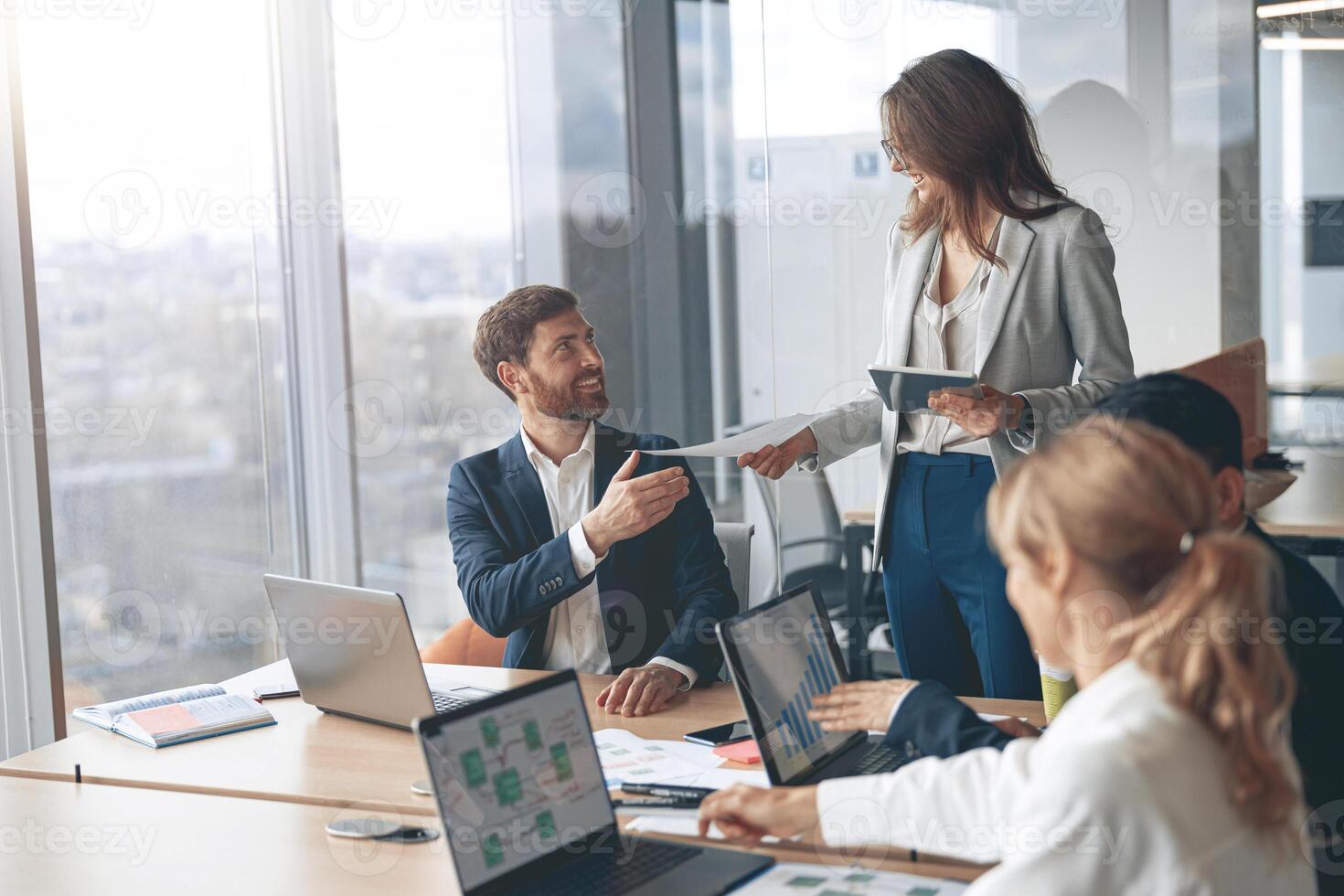 vielfältig Kollege Brainstorming im ein Treffen beim modern Büro foto