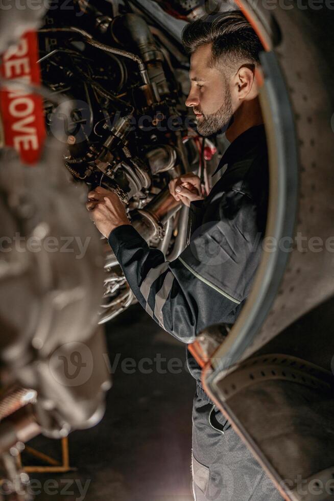 männlich Fluggesellschaft Mechaniker reparieren Flugzeug im Halle foto