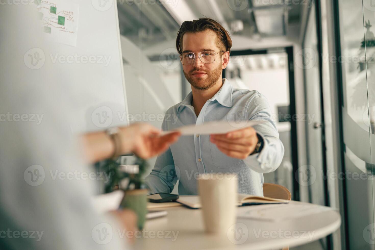 zwei Geschäft Kollegen Arbeiten mit Unterlagen zusammen Sitzung im Büro. Zusammenarbeit Konzept foto