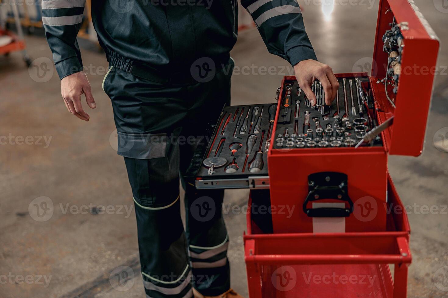 männlich Arbeiter mit Werkzeug Box im Flugzeug Halle foto