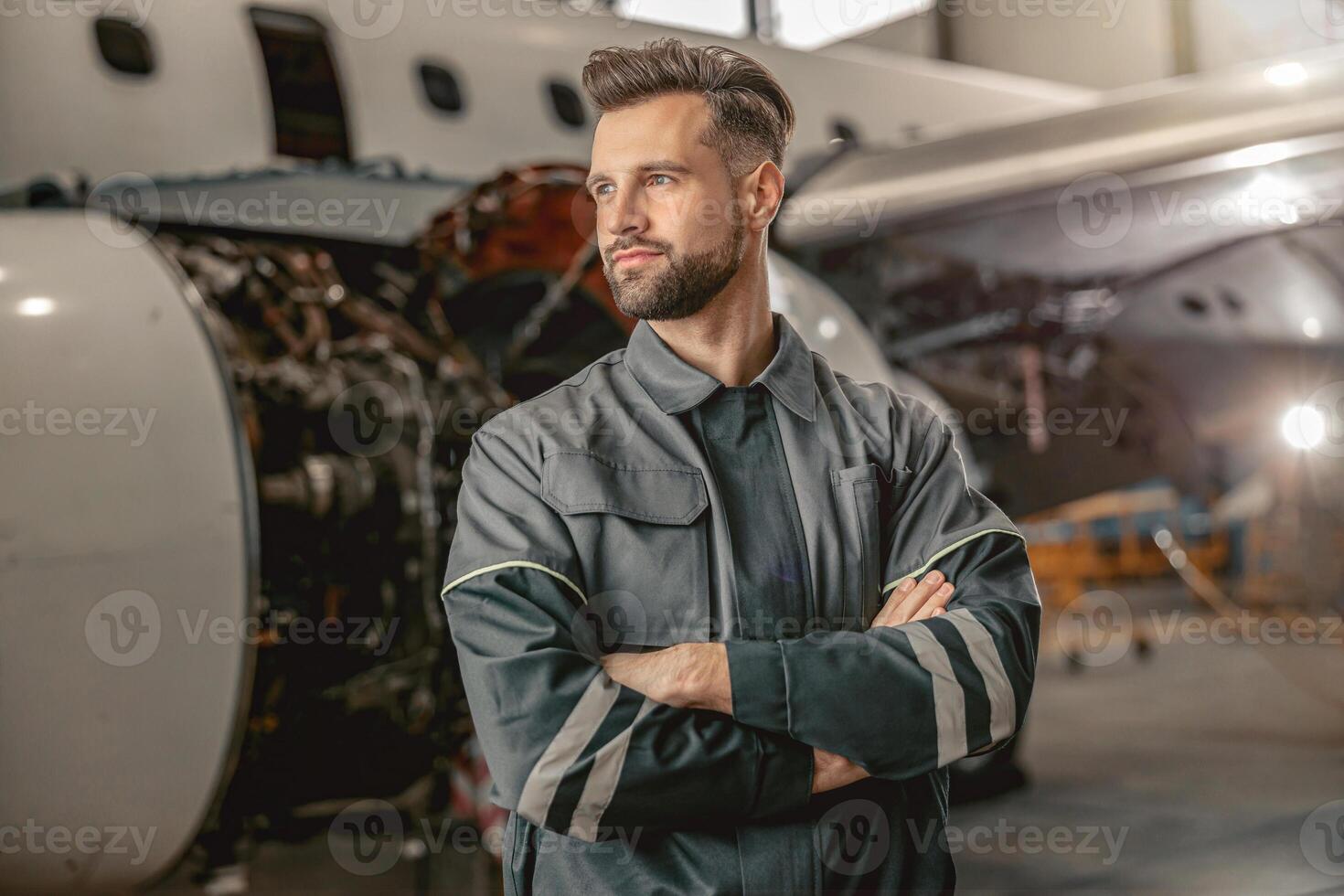 bärtig Mann Flugzeug Instandhaltung Ingenieur Stehen im Halle foto