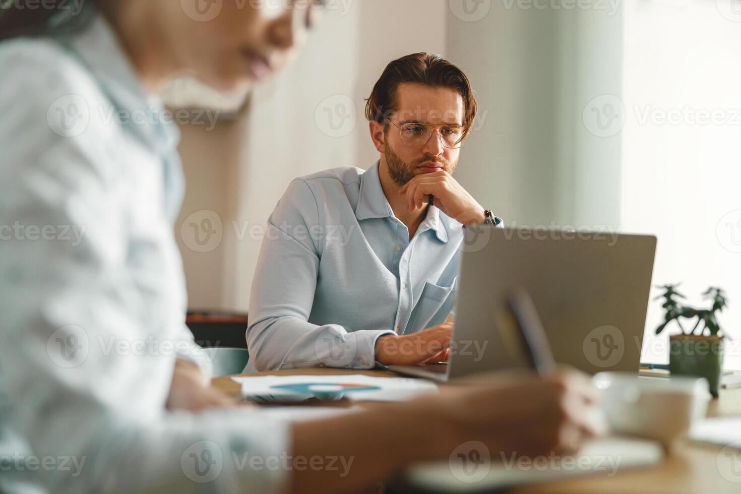 zwei vielfältig Geschäft Kollegen Arbeiten zusammen auf Projekt Sitzung im modern Treffen Zimmer foto