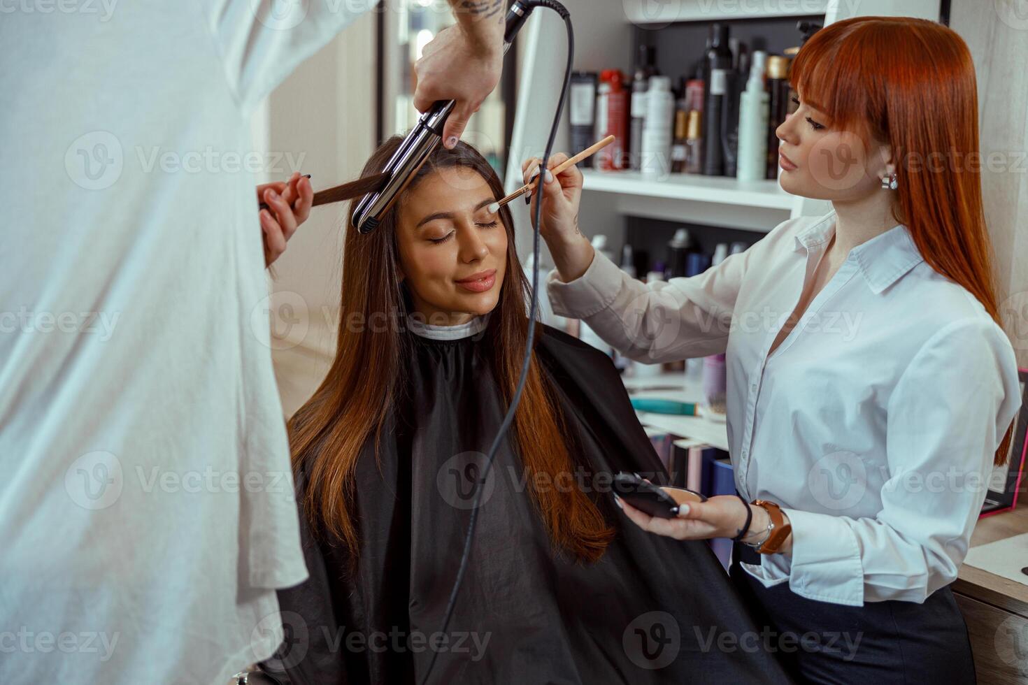 Schönheit Salon Arbeitskräfte bilden Künstler und Friseur bereiten weiblich Kunde zum Veranstaltung foto