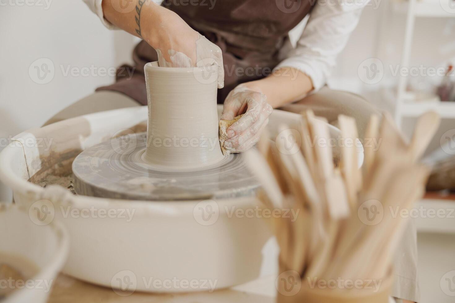schließen oben von Hände von Fachmann Töpfer Formen Topf gestalten auf Keramik Rad. Keramik Kunst Konzept foto
