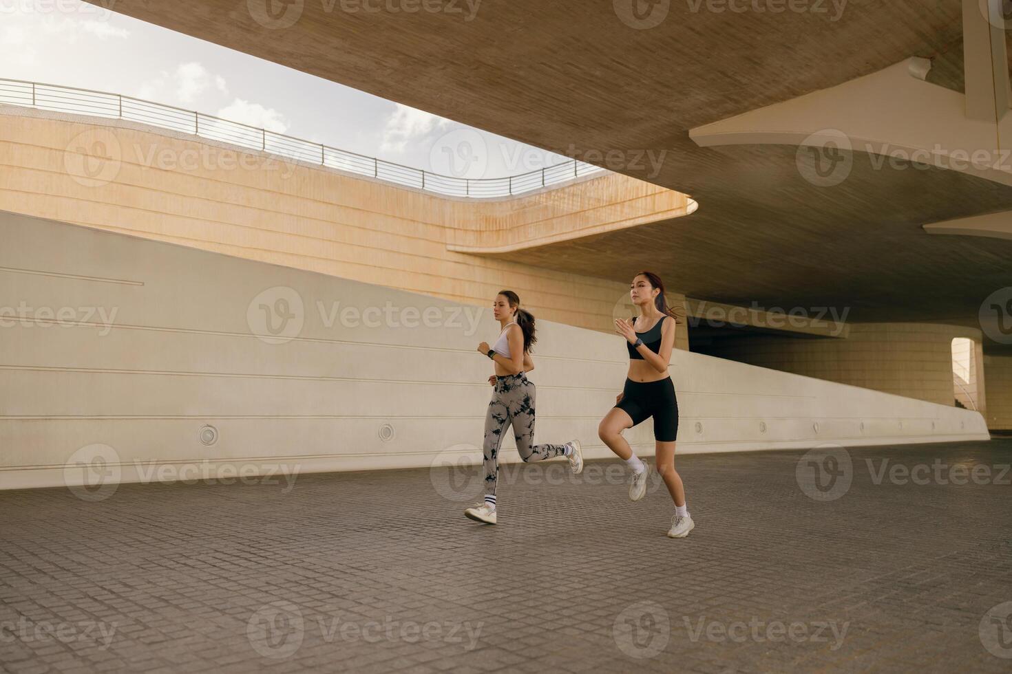 aktiv weiblich freunde im Sportbekleidung Laufen draußen auf ein sonnig Tag . Morgen Joggen foto