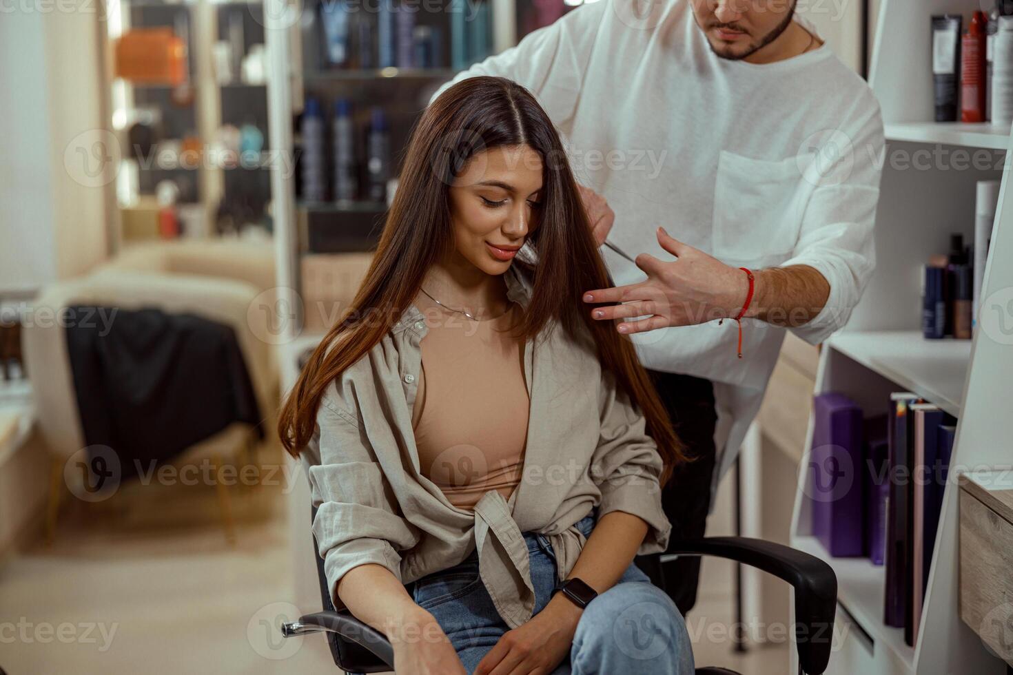 jung Frau bekommt Haarschnitt mit Schere beim Schönheit Salon foto