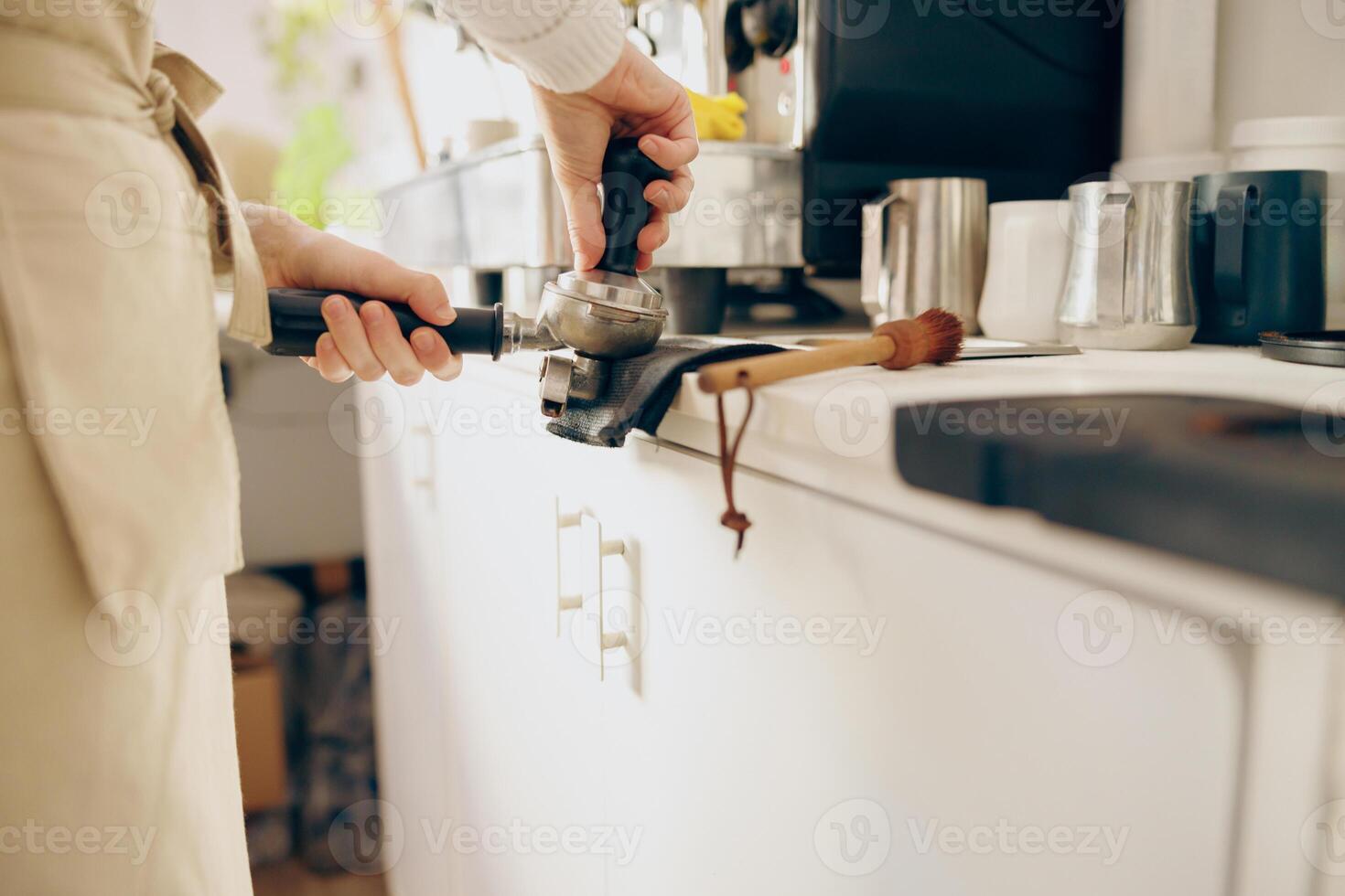 Nahansicht von Barista Herstellung Kaffee mit Handbuch drückt mit manipulieren beim das Kaffee Geschäft foto