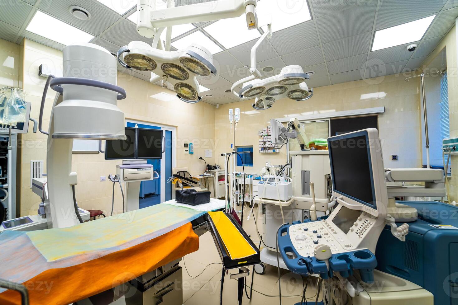 Licht Medizin Ausrüstung zum der Chirurg Zimmer. Chirurgie medizinisch Behandlung. foto