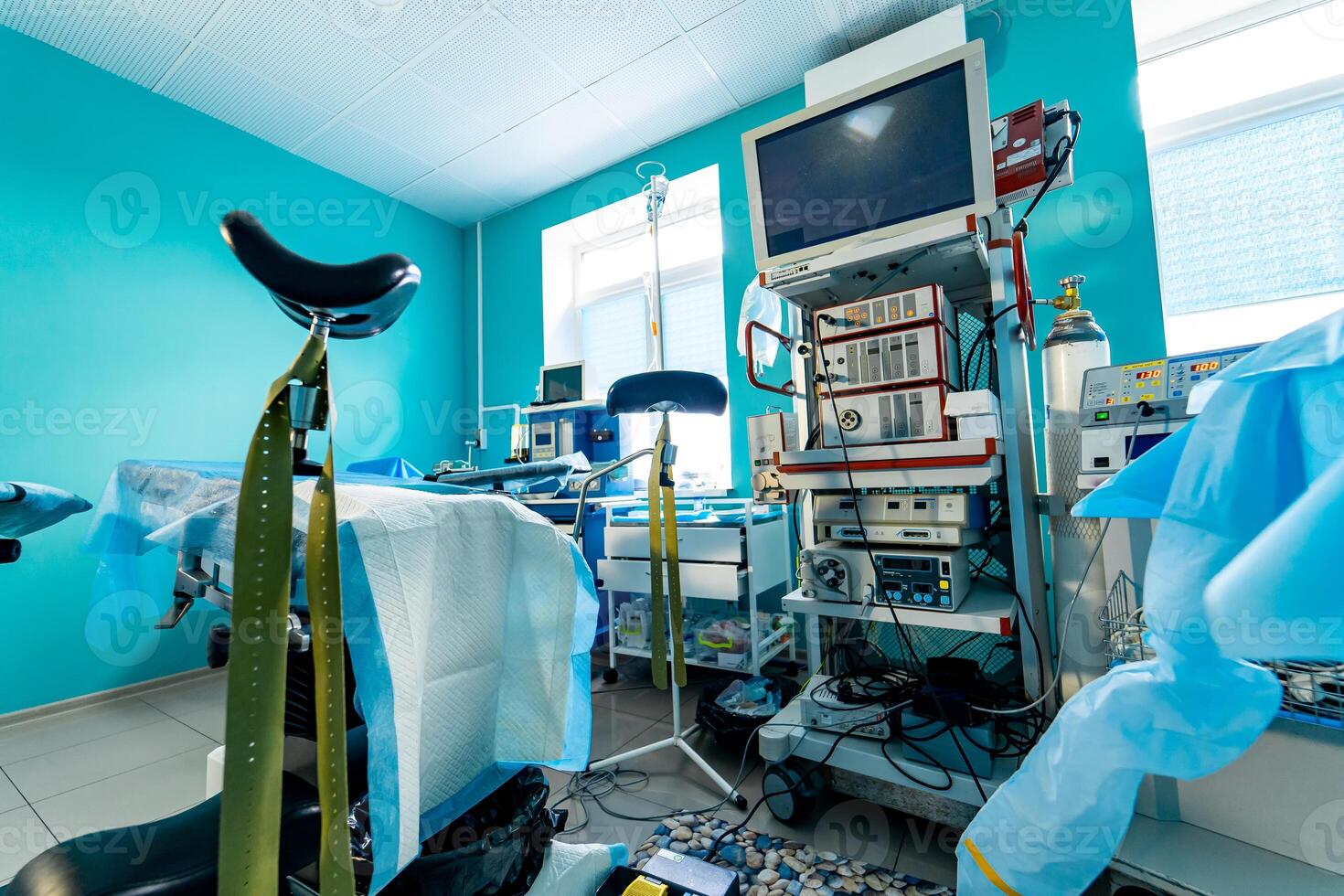 modern Betriebs Zimmer mit fortgeschritten Ausrüstung, Besondere medizinisch Geräte, Krankenhaus Zimmer Innere. foto