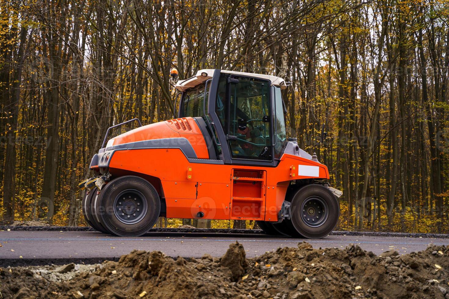 Straße Walze Abflachung Neu Asphalt. schwer Vibration Walze beim Arbeit Pflasterung Asphalt, Straße reparieren. selektiv Fokus. foto