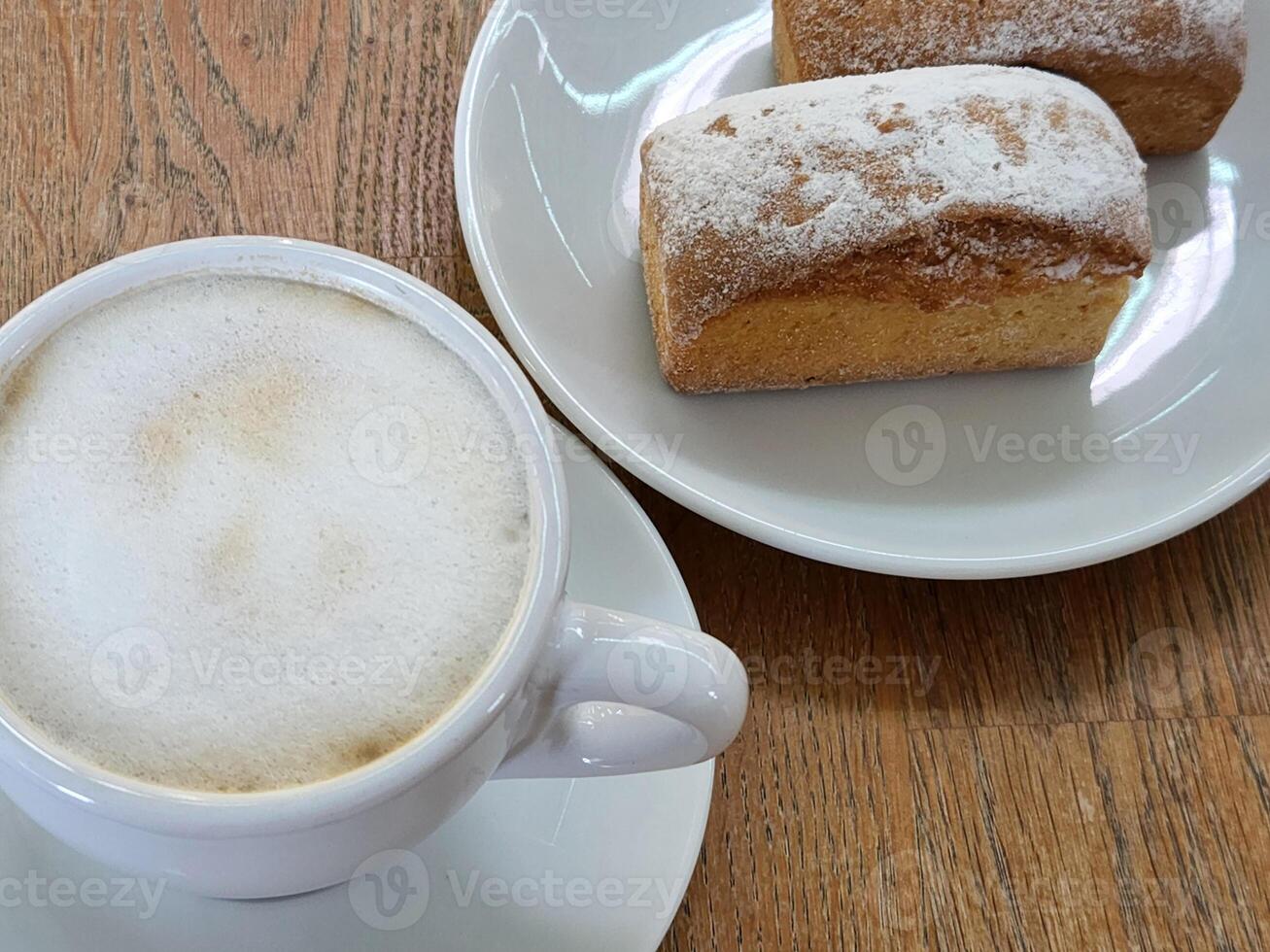 Kaffee und Kuchen. Tasse mit Kaffee und Cupcake. Süss Gebäck. lecker Frühstück foto