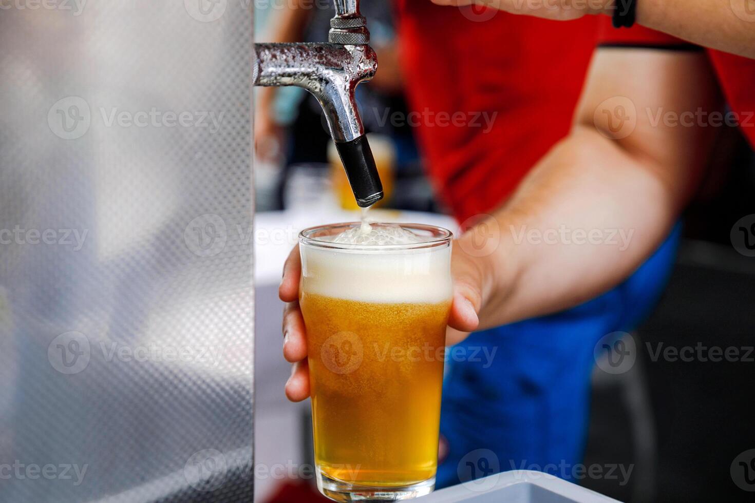 Barmann Portion ein frisch gegossen Entwurf Bier im ein Glas foto