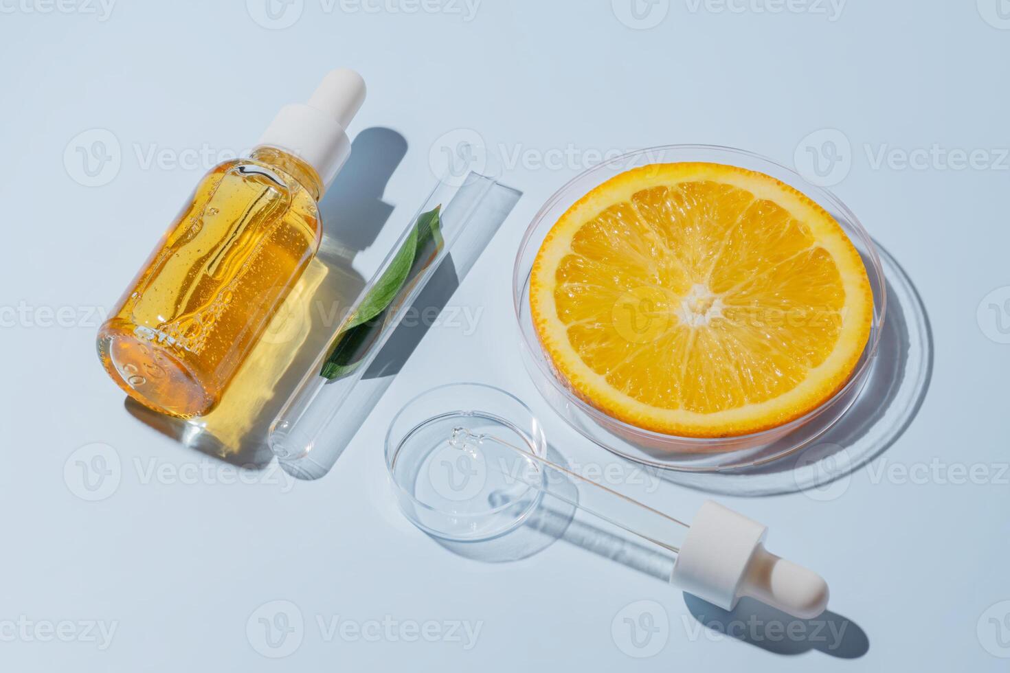 Zitrusfrüchte Labor Forschung. Kosmetika Produktionen, Aha Komponenten Extraktion. Haut Pflege Kosmetologie testen. Petri Geschirr mit Gesicht Serum und Orange Obst Scheibe Nächster zu Prüfung Tube foto