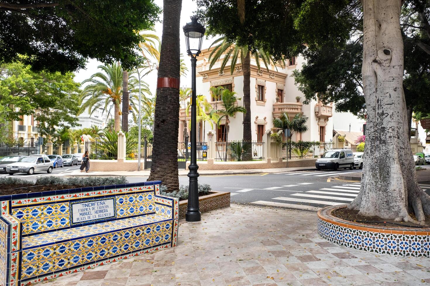 Juli 30, 2019, Teneriffa, Kanarienvogel Inseln, Spanien. bunt Fliese Bank im los Patos Platz im Santa Cruz de Tenerife foto