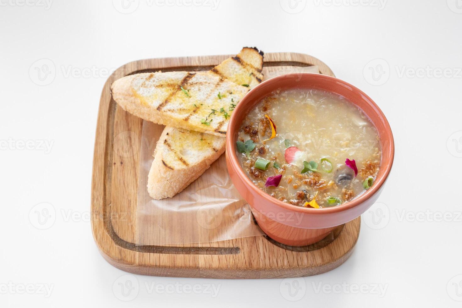 Hähnchen Mais Suppe mit Knoblauch Brot serviert im ein Schüssel isoliert auf grau Hintergrund oben Aussicht foto