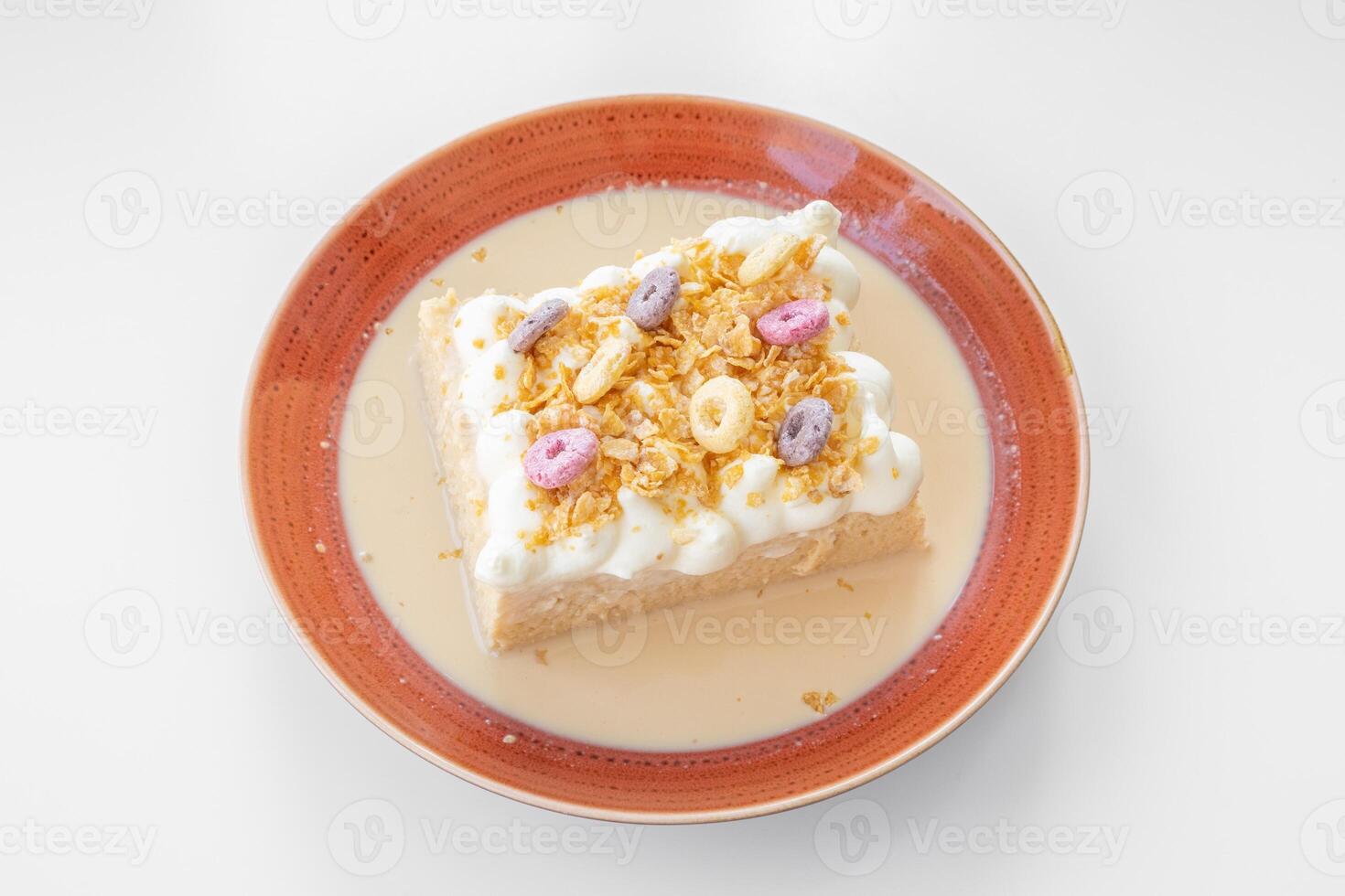 Müsli Milch Kuchen serviert im ein Gericht isoliert auf grau Hintergrund oben Aussicht foto