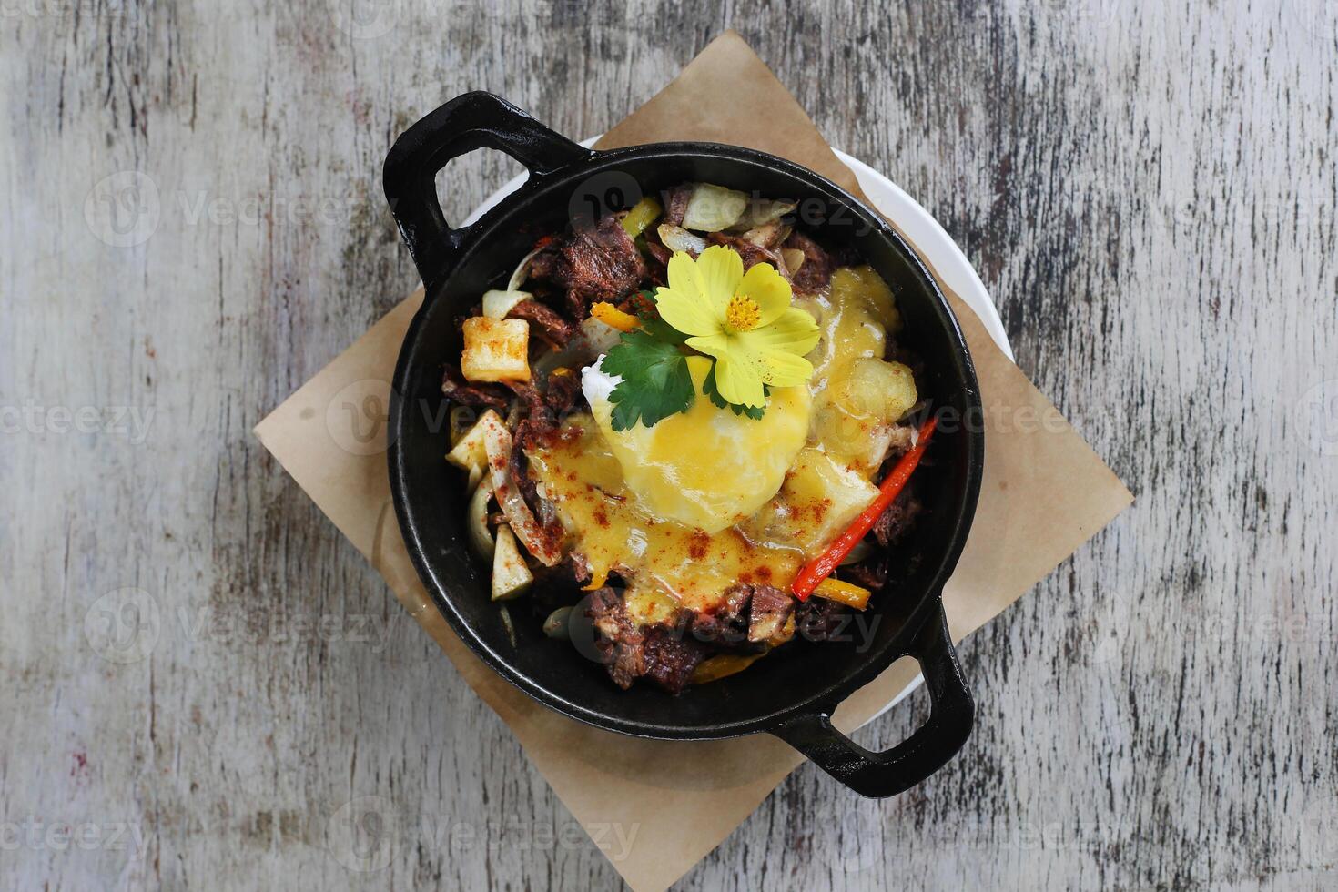 bulalo Rindfleisch Kartoffel Hash Bratpfanne serviert im Gericht isoliert auf hölzern Hintergrund oben Aussicht von Frühstück foto